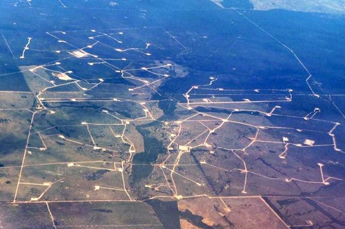 Coal_seam_gas_wells_Queensland.jpg